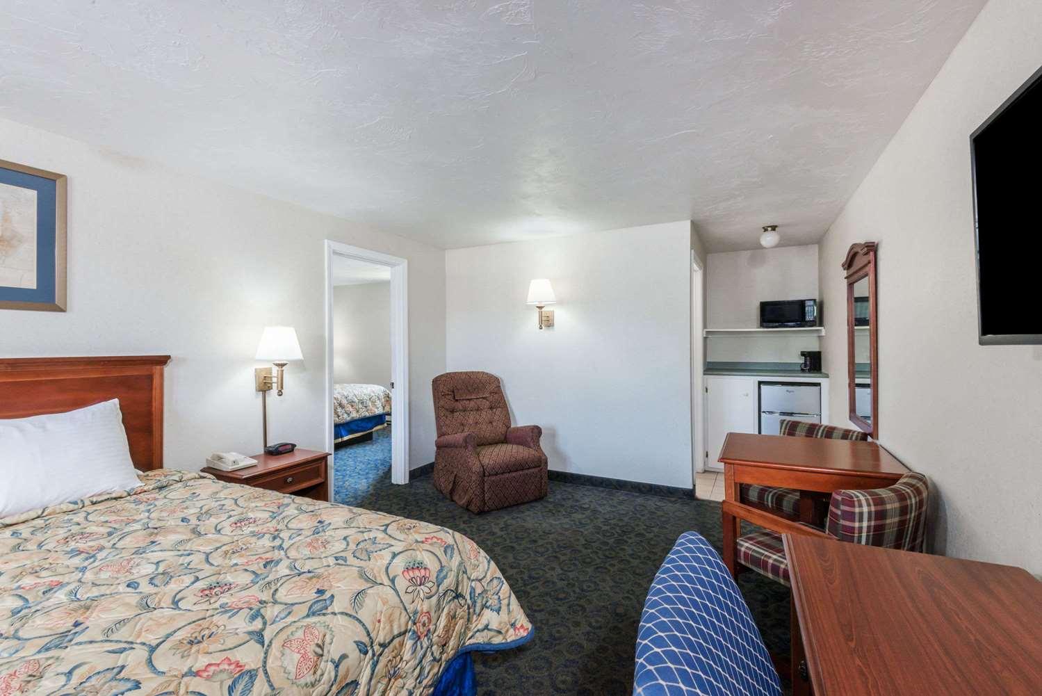 Knights Hotel 2*